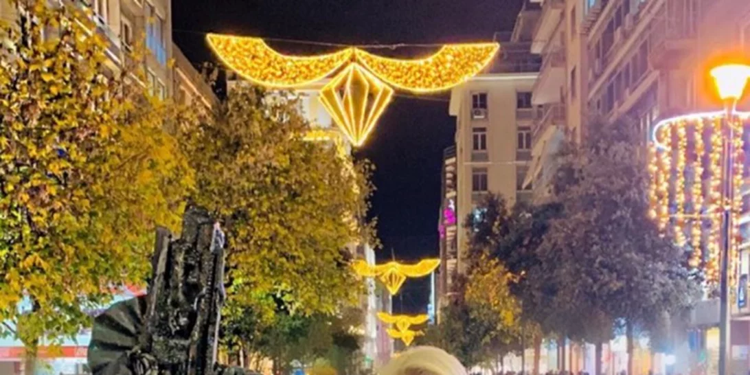 Ελένη Μενεγάκη | Δες τι φόρεσε στη βραδινή της βόλτα στο στολισμένο Σύνταγμα