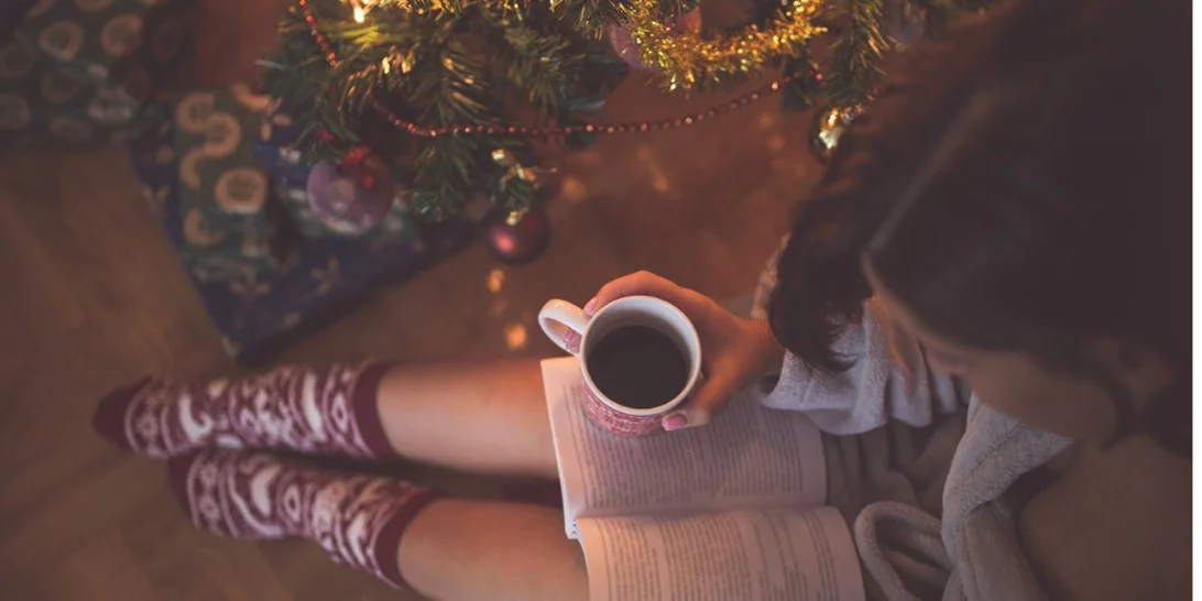7 βιβλία που είναι ιδανικά για να διαβάσεις στις γιορτές