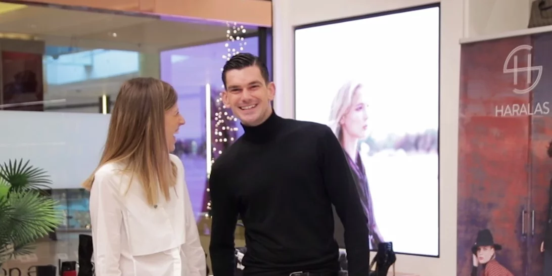 Ο Πλάτων Παπαγιαννόπουλος θα σε βοηθήσει να επιλέξεις τα πιο ωραία παπούτσια για τον αγαπημένο σου από τα καταστήματα Haralas