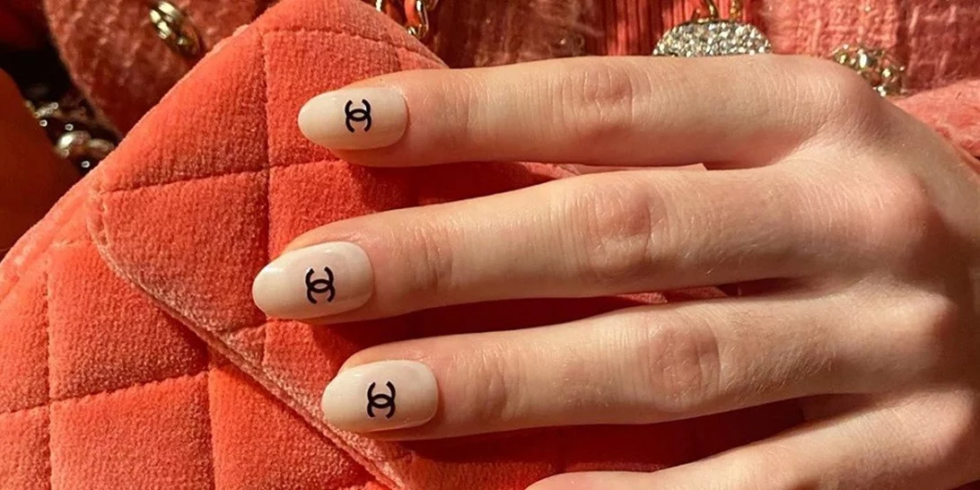 Logomania | Η Chanel επιβεβαιώνει ότι αυτή θα είναι μία από τις πιο μεγάλες τάσεις στα νύχια την επόμενη χρονιά