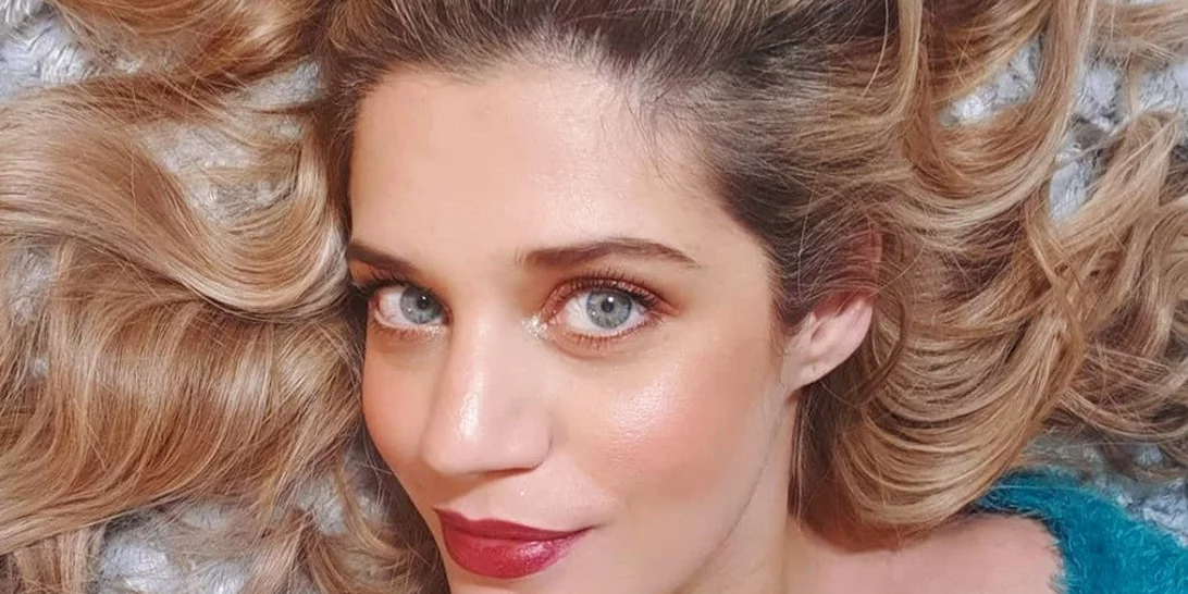 Στην πισίνα με φουσκωμένη κοιλίτσα | Η Τζένη Θεωνά με το αγαπημένο της μαγιό στον 8ο μήνα της εγκυμοσύνης της