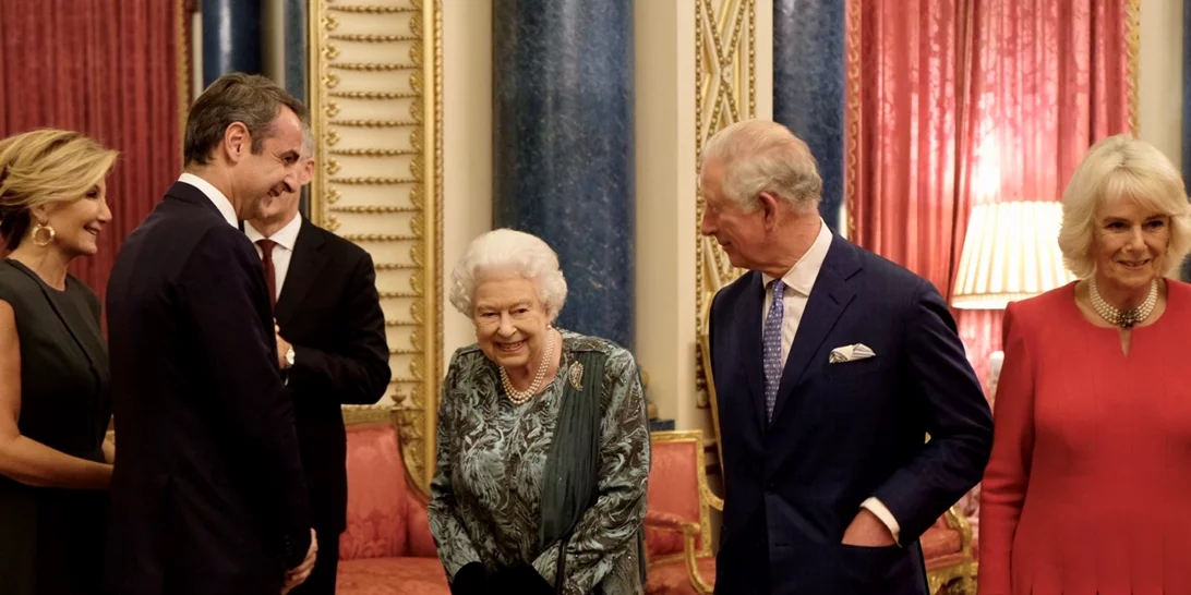 Μαρέβα Μητσοτάκη | Με κομψό σύνολο στο πλευρό του συζύγου της στη δεξίωση της βασίλισσας Ελισάβετ