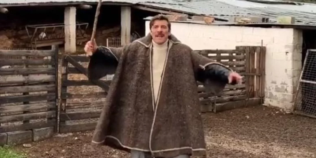 Ο Γιάννης Στάνκογλου φοράει μία iconic κάπα | Την αναγνωρίζεις;