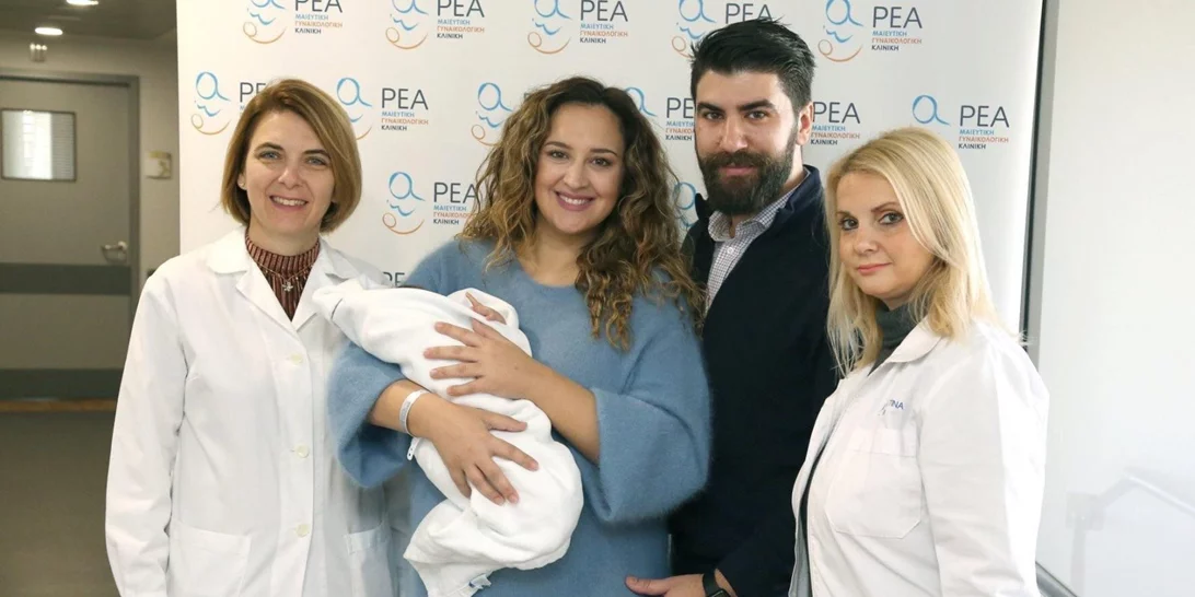 Κλέλια Πανταζή - Λευτέρης Τσάκαλος | Οι φωτογραφίες κατά την έξοδό τους από το μαιευτήριο με το μωρό τους