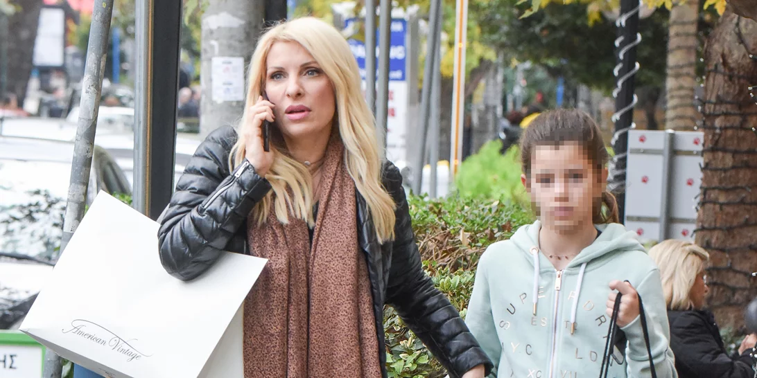 Ελένη Μενεγάκη | Βόλτα στην Κηφισιά με την ολόιδια κόρη της, Βαλέρια