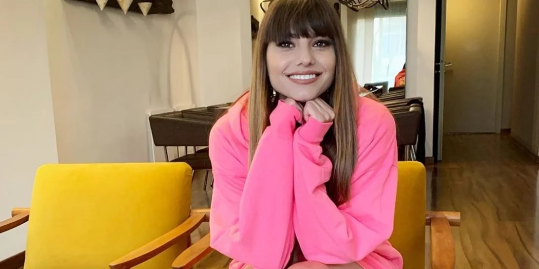 Πώς επιλέγουν να φορέσουν το ροζ χρώμα οι Ελληνίδες παρουσιάστριες;