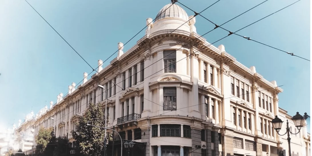 Εδώ και 10 χρόνια ένας γραφίστας αναδεικνύει τις πιο όμορφες γωνιές της Αθήνας