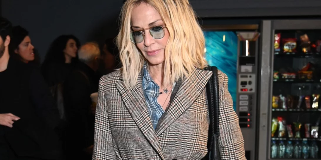 Η Άννα Βίσση έκανε μια σπάνια εμφάνιση επιλέγοντας το πανωφόρι κλειδί της σεζόν | Πού θα το βρούμε