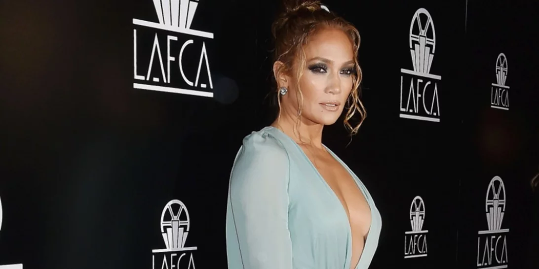 Jennifer Lopez | Eπιλέγει ένα από τα πιο hot χρώματα της σεζόν και κάνει μια ονειρική εμφάνιση