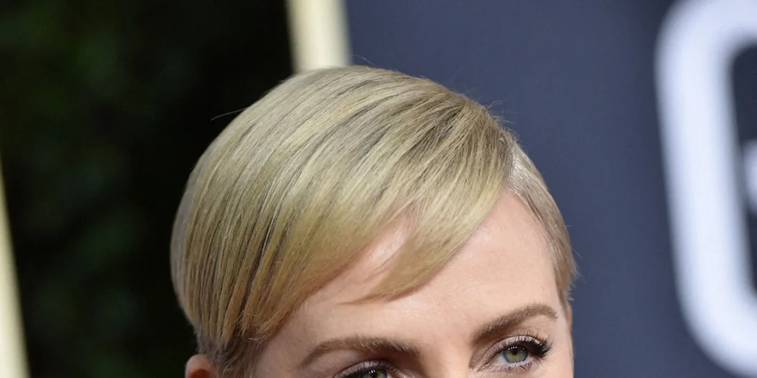 Η Charlize Theron άφησε την κόρη της να της κάνει το μακιγιάζ