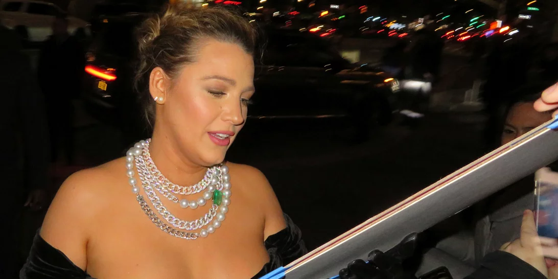 Blake Lively | Η επιστροφή της στο κόκκινο χαλί μας δημιούργησε κάποιες απορίες