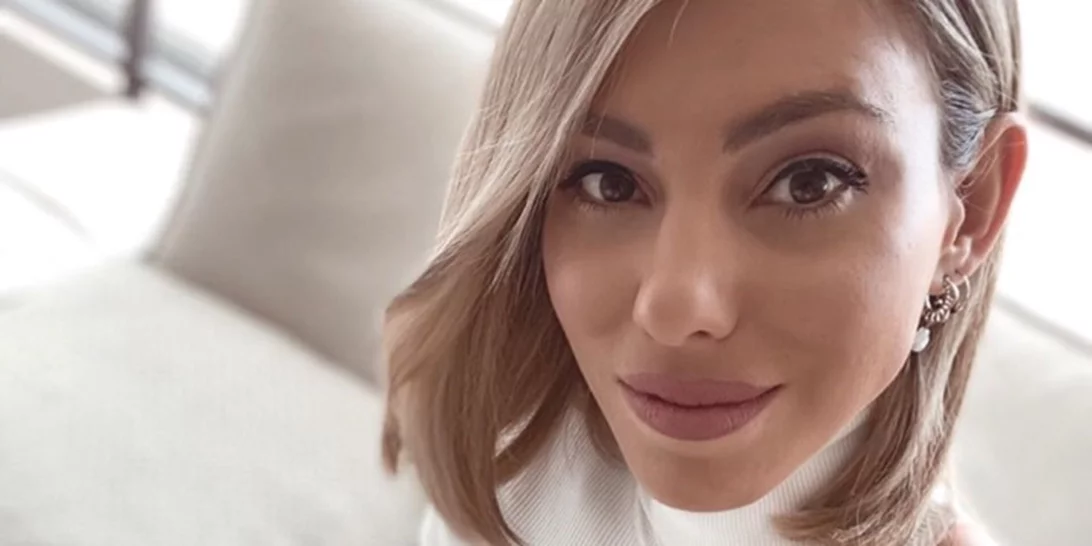 Ευρυδίκη Βαλαβάνη | Η cosy ζιβάγκο μπλούζα της που κοστίζει λιγότερο από 16€