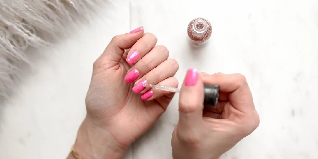 Χάλασε το μανικιούρ; Ξέρουμε πώς να διορθωθεί χωρίς να ξεβάψουμε τα νύχια μας