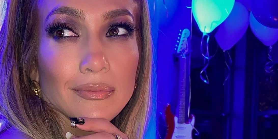 Η Jennifer Lopez τόλμησε μία από τις μεγαλύτερες τάσεις στα νύχια για φέτος