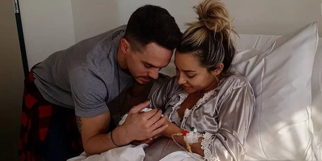 Λευτέρης Πετρούνιας | Φωτογραφίζεται για πρώτη φορά με τη νεογέννητη κόρη του