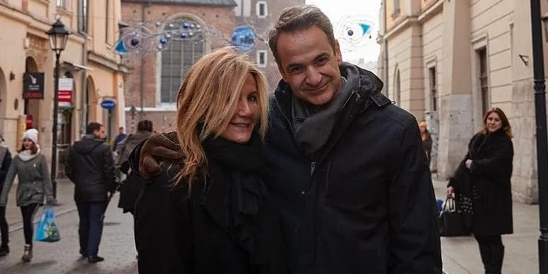 Με total white look η Μαρέβα Μητσοτάκη στο Ισραήλ | Το δροσερό σύνολο και η λεπτομέρεια στη μάσκα (pic)