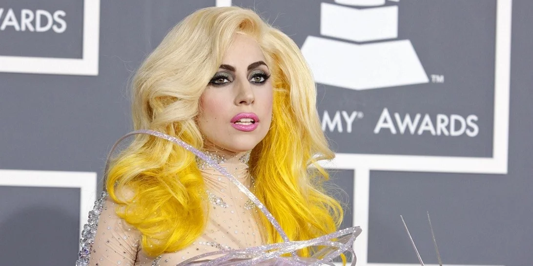 Lady Gaga | Η red carpet εμφάνισή της ως αγαλματίδιο των MTV VMAs