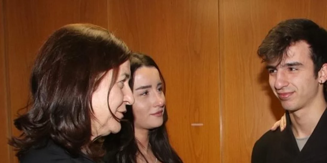 Συναυλία στη μνήμη του Θάνου Μικρούτσικου | Η σύζυγος και τα παιδιά του αείμνηστου καλλιτέχνη στο Μέγαρο Μουσικής (pics)