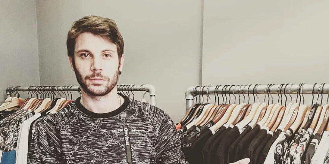 Πάρης Σκαρτσολιάς | Ο τηλεοπτικός «Μανωλάκης» μάς δείχνει το σπίτι του στο κέντρο της Αθήνας