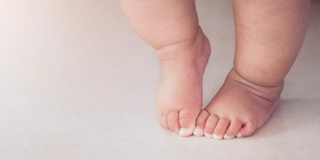 Επιτρέπεται το παιδί μου να περπατάει ξυπόλυτο;