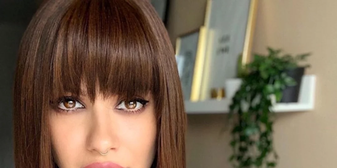 Ελληνίδα ξανθιά παρουσιάστρια με καστανά μαλλιά και αφέλειες είναι αγνώριστη και αυτό το look δίχασε τους followers | Ποια είναι;