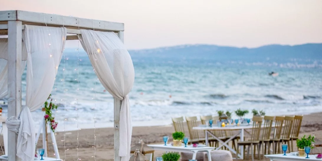 Γάμος δίπλα στη θάλασσα | Όλα όσα πρέπει να γνωρίζεις για να στεφθεί με επιτυχία