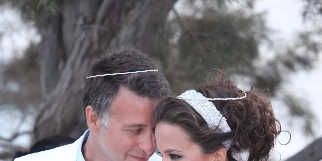 Στο σπίτι της Ελιάνας Χρυσικοπούλου και του Νικόλα Φαράκλα | Τα δεκάδες βιβλία, το playroom, και η "απουσία" σαλονιού