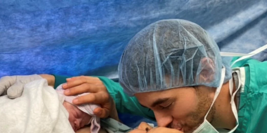 Enrique Iglesias και Anna Kournikova | Οι τρυφερές φωτογραφίες μέσα από το μαιευτήριο με τη νεογέννητη κόρη τους