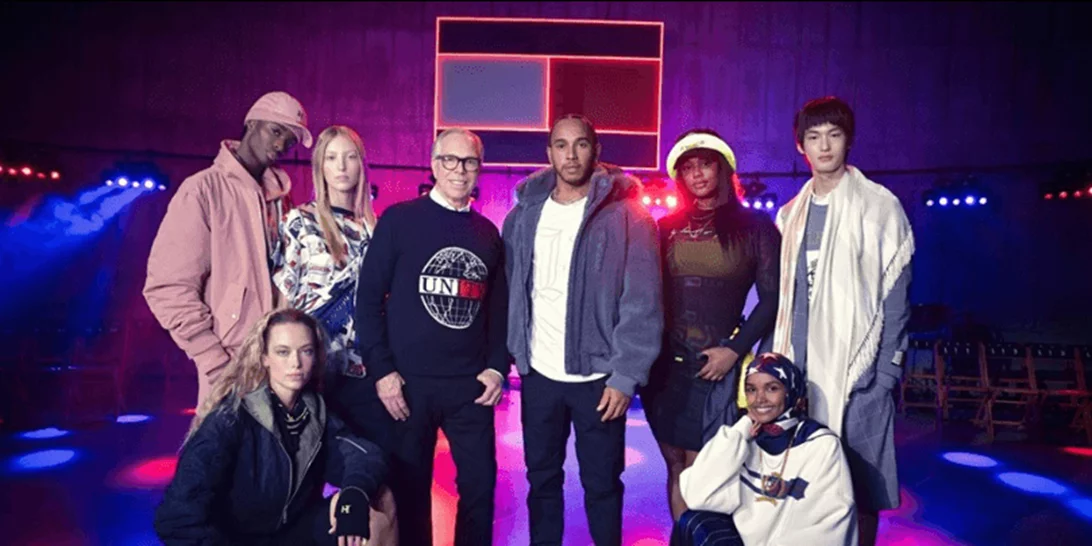 Ο Tommy Hilfiger ταξίδεψε αυτή τη σεζόν στο Λονδίνο και παρουσίασε ένα φαντασμαγορικό show