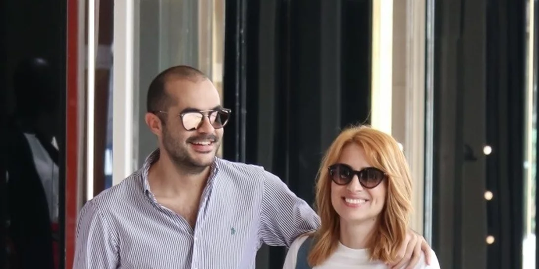 Μαρία Ηλιάκη | Ποζάρει στον καθρέφτη με φουσκωμένη κοιλίτσα και απογειώνει το στιλ εγκυμοσύνης