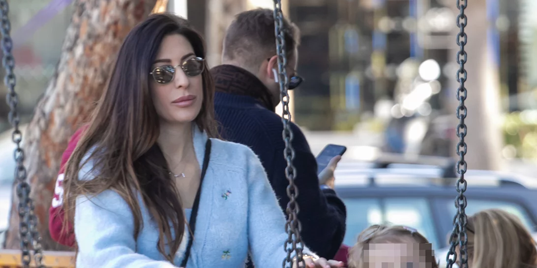 H Φλορίντα Πετρουτσέλι σε προχωρημένη εγκυμοσύνη | Στην παιδική χαρά με την κόρη της