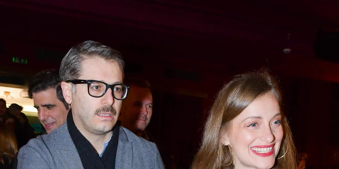 Η Λένα Δροσάκη στο θέατρο με τον Αλέξανδρο Μπουρδούμη | Το άνετο φόρεμα που επέλεξε