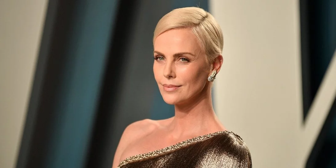 Charlize Theron | Δημοσίευσε ένα στιγμιότυπο όπου συγκρίνει τον εαυτό της με την Kylie Jenner κι εκείνη της απάντησε