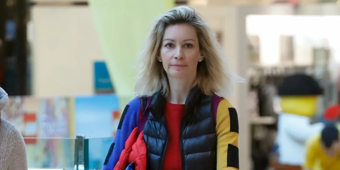 Άριελ Κωνσταντινίδη | Το outfit που δίχασε σε πρόσφατη βόλτα με τα παιδιά της