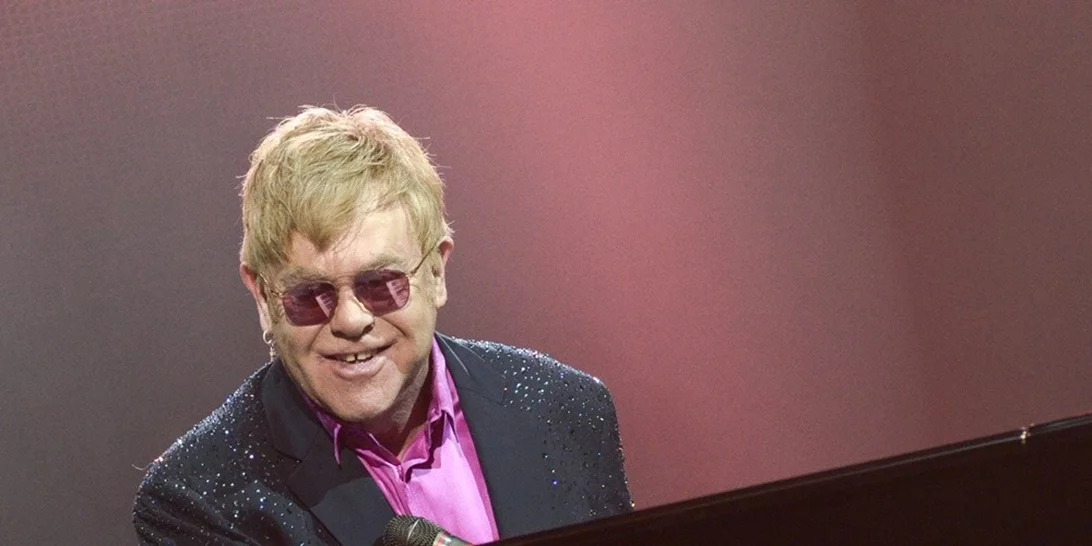Elton John | Κατέρρευσε πάνω στην σκηνή (pic)