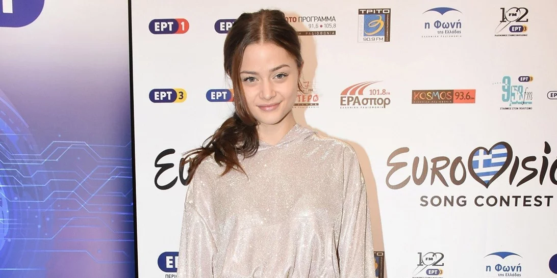 Στεφανία Λυμπερακάκη | Το look της 17χρονης που θα μας εκπροσωπήσει στη Eurovision στη συνέντευξη Τύπου