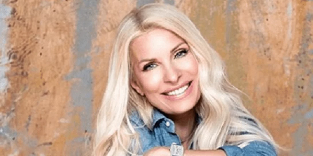 Ελένη Μενεγάκη | Με ανοιξιάτικο look που άφηνε ακάλυπτη τη γυμνασμένη κοιλιά της