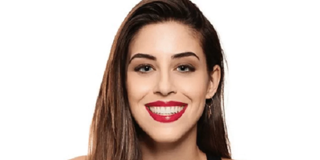 Demy | Με αφέλειες και κόκκινο χρώμα στα μαλλιά της!