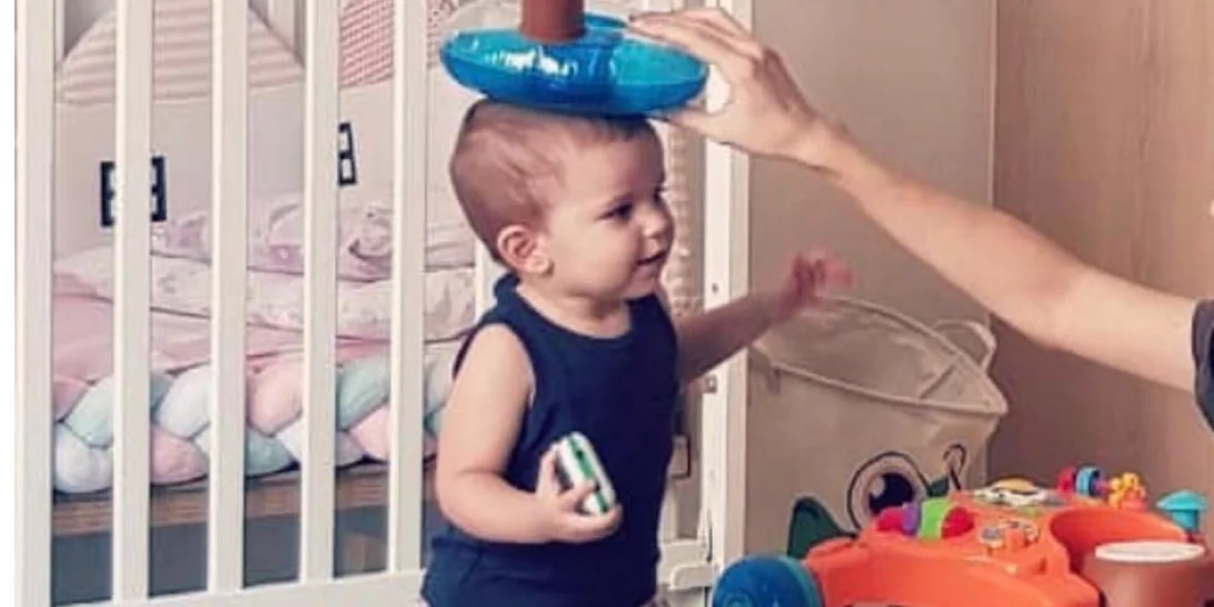 Πρώην μελαχρινή παίκτρια του GNTM ποζάρει με την κόρη της στο Instagram