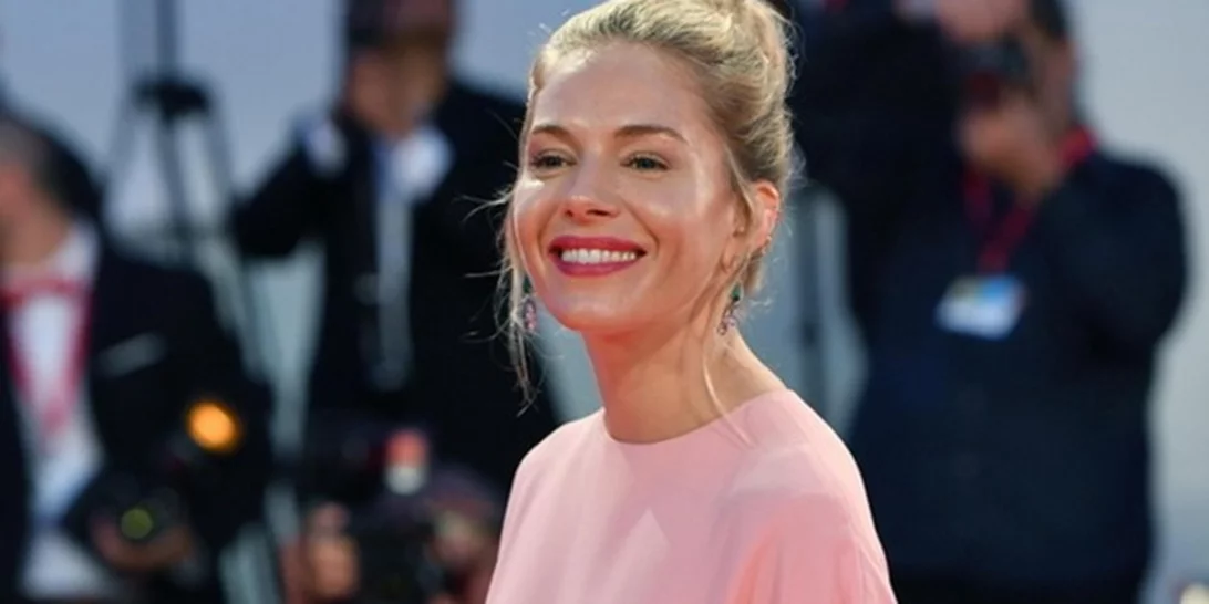 London Fashion Week | Η εντυπωσιακή εμφάνιση της εγκυμονούσας Sienna Miller στο Opening Gala