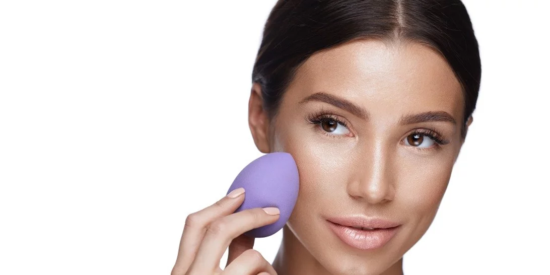 Ανακαλύψαμε τον πιο αποτελεσματικό τρόπο να καθαρίζεις τέλεια το σφουγγαράκι του μέικ απ