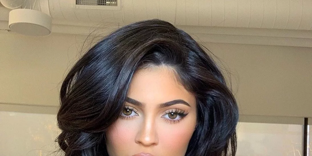 H Kylie Jenner αναδεικνύει τις καμπύλες της φορώντας ένα εξαιρετικά αποκαλυπτικό μαγιό