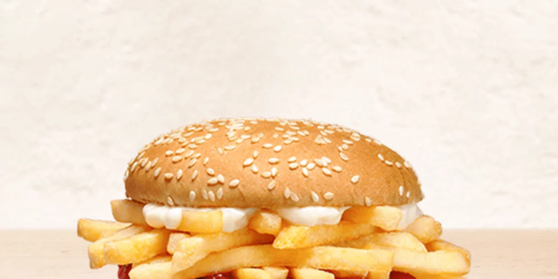 Η αμφιλεγόμενη ιδέα του burger με τηγανητές πατάτες