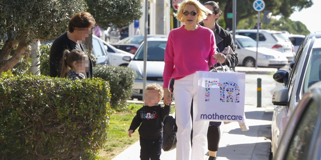 Βίκυ Καγιά | Σε παιδικό party μαζί με την Μπιάνκα και τον Κάρολο με casual look