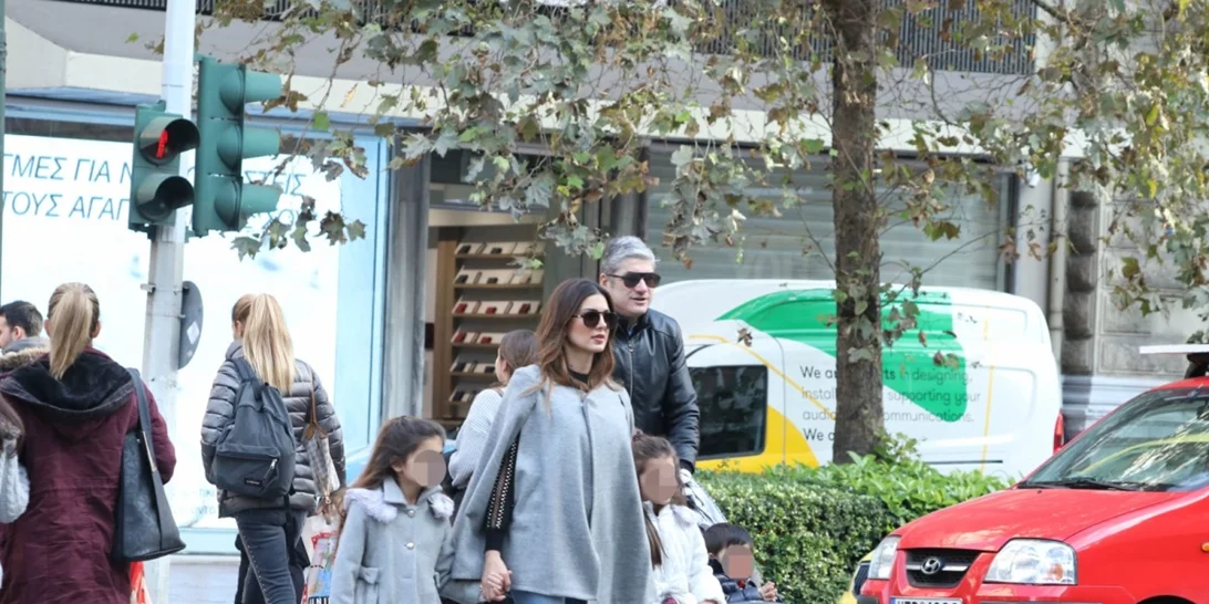 Σταματίνα Τσιμτσιλή - Θέμης Σοφός | Η οικογενειακή βόλτα στο κέντρο της πόλης και το cosy outfit της παρουσιάστριας