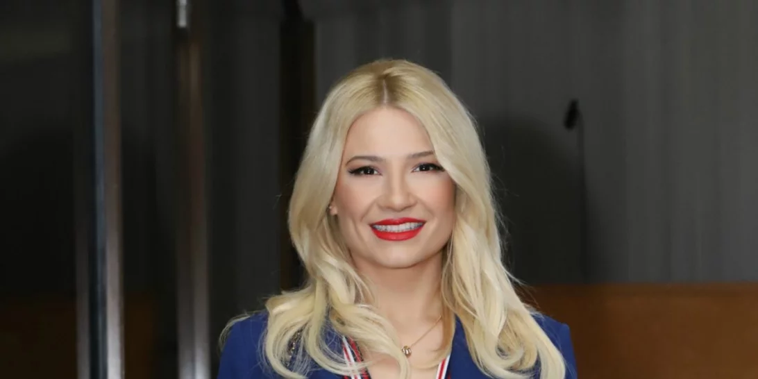 Ο έρωτας της πάει πολύ | Ultra chic η Φαίη Σκορδά με adrogynous look