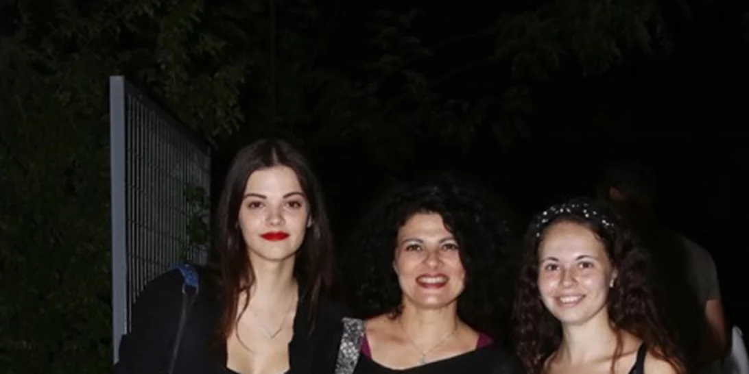 Τζένη Καζάκου-Μαρίνα Μάρδα | Οι κόρες της Τάνιας Τρύπη ποζάρουν μαζί σε νέα θεατρική έξοδο