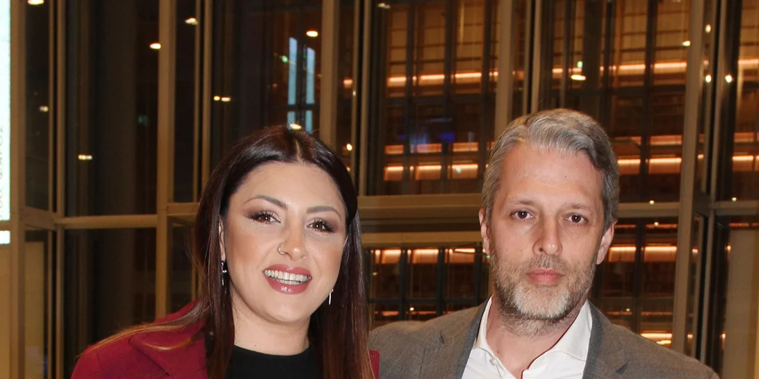 Έλενα Παπαρίζου | Με hot LBD σε σπάνια έξοδο με τον σύζυγό της, Ανδρέα Καψάλη