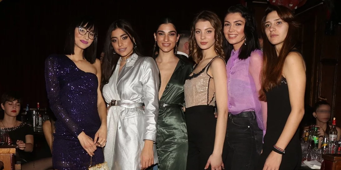 Τα κορίτσια του GNTM 2 βγήκαν για ποτό και είχαν κάποιες... ενδιαφέρουσες στιλιστικές προτάσεις