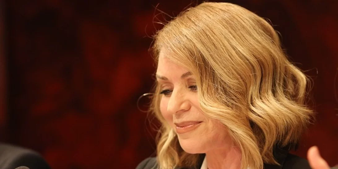 Έλλη Στάη | Σικάτη εμφάνιση με ασπρόμαυρο λουκ και κόκκινα μποτάκια (pics)